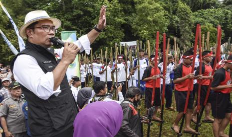 Gubernur Jawa Barat M Ridwan Kamil menyapa peserta festival egrang saat Siaran Keliling (Sarling) di Lapang Astana Gede, Kawali, Kabupaten Ciamis, Jawa Barat, Rabu (26/10/2022). Dalam kegiatan tersebut Gubernur mengunjungi Pasar Kawali, bertemu dengan sejumlah tokoh masyarakat Ciamis, dan membuka acara festival egrang serta kaulinan barurdak. 