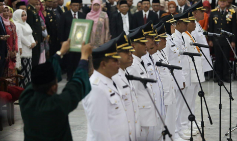 Gubernur Jawa Barat M Ridwan Kamil resmi melantik enam pasangan kepala daerah