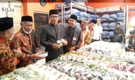 Gubernur Jawa Barat Ridwal Kamil meluncurkan Program One Pesantren One Product (OPOP), di Pondok Pesantren Al Ittifaq Kampung Ciburial Desa Alam Endah, Rancabali, Kabupaten Bandung, Rabu (12/12).