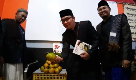 Gubernur Jawa Barat Ridwal Kamil meluncurkan Program One Pesantren One Product (OPOP), di Pondok Pesantren Al Ittifaq Kampung Ciburial Desa Alam Endah, Rancabali Kabupaten Bandung, Rabu (12/12). Dari jumlah 9.000 persantren di Jabar, maka sebagai tahap awal, program OPOP akan dimulai pada 600 persantren. 