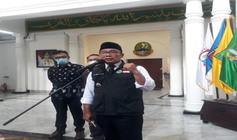 Gubernur Jawa Barat Ridwan Kamil mengatakan, sebelas set gerbong kereta cepat Jakarta-Bandung, lokomotifnya sudah selesai.