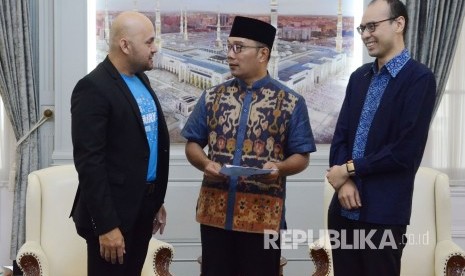 Gubernur Jawa Barat Ridwan Kamil berbincang dengan CEO Airy Alfonso Kodoatie (kiri) dan Co-Founder & Chief Design Officer Traveloka Albert seusai menandatangani perjanjian kerjasama, di Gedung Pakuan, Kota Bandung, Selasa (18/2). 