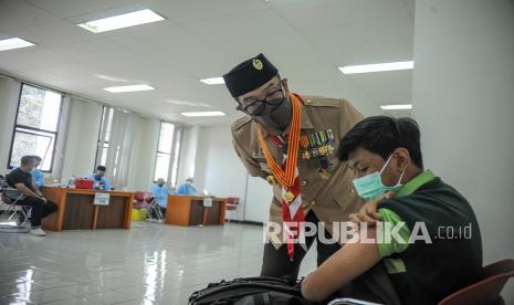 Gubernur Jawa Barat Ridwan Kamil berbincang dengan seorang anak yang mengikuti vaksinasi massal di Sasana Budaya Ganesha (Sabuga), Bandung, Jawa Barat, Jumat (20/8/2021). Presiden Joko Widodo menargetkan jumlah penerima vaksin COVID-19 hingga akhir Agustus 2021 di Indonesia mencapai 100 juta guna membentuk kekebalan kelompok sehingga pandemi COVID-19 segera berakhir. 