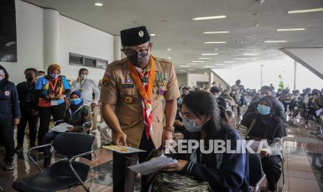 Gubernur Jawa Barat Ridwan Kamil berbincang dengan warga yang mengikuti vaksinasi massal di Sasana Budaya Ganesha (Sabuga), Bandung, Jawa Barat, Jumat (20/8/2021). Presiden Joko Widodo menargetkan jumlah penerima vaksin COVID-19 hingga akhir Agustus 2021 di Indonesia mencapai 100 juta guna membentuk kekebalan kelompok sehingga pandemi COVID-19 segera berakhir. 