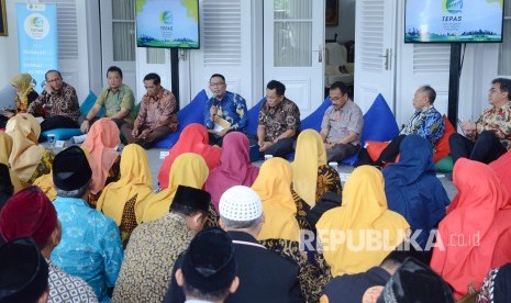 Gubernur Jawa Barat Ridwan Kamil berdialog dengan masyarakat saat Temu Pimpinan untuk Aspirasi Masyarakat (Tepas), di Gedung Pakuan, Kota Bandung, Jumat (10/1).