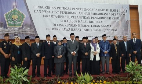 Gubernur Jawa Barat Ridwan Kamil berfoto bersama dengan Petugas Penyelenggara Ibadah Haji (PPIH) Jawa Barat di Asrama Haji Embarkasi Bekasi, Jalan Kemakmuran, Bekasi Selatan, Kota Bekasi, Kamis (20/6).