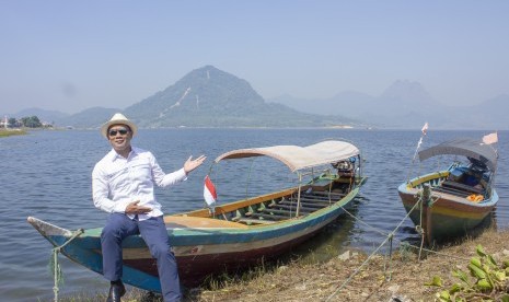 Gubernur Jawa Barat Ridwan Kamil berfoto di sela-sela kunjungan kerja meninjau pariwisata Jatiluhur di Waduk Jatiluhur, Purwakarta, Jawa Barat, Rabu (19/6/2019). 