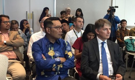 Gubernur Jawa Barat Ridwan Kamil bersama Duta Besar Inggris untuk Indonesia dan Timur Leste Owen Jenkins. Jenkins menyatakan kesediaan untuk terus melanjutkan kerja sama lingkungan dengan Indonesia. Ilustrasi. 