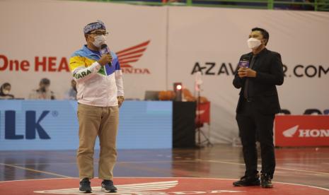 Gubernur Jawa Barat Ridwan Kamil bersama istri Atalia Praratya menyaksikan pertandingan final Honda DBL 2021-2022 West Java Series di Sport Jabar, Kota Bandung, Kamis (18/11/2021). 