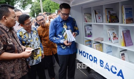 Gubernur Jawa Barat Ridwan Kamil bersama pejabat terkait meninjau Motor Baca diparkir di halaman rumah dinas Gedung Pakuan usai acara Temu Pimpinan untuk Aspirasi Masyarakat (Tepas), Jumat (10/1).