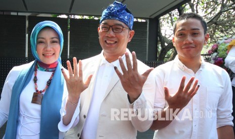 Gubernur Jawa Barat Ridwan Kamil berserta istrinya Atalia Praratya dan anaknya Emmiril Khan Mumtaz.