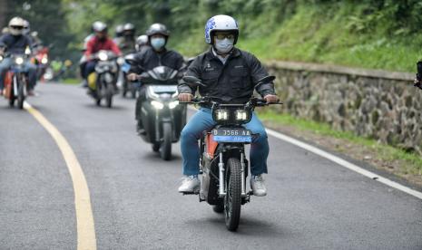 Komunitas motor listrik di Bandung sedang berwisata. Pemkot Bandung melarang pelajar menjadi anggota komunitas motor untuk menghindari hal-hal yang berpotensi menjadi pelanggaran. (ilustrasi)