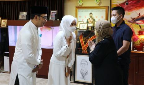 Gubernur Jawa Barat Ridwan Kamil beserta istri, Atalia Praratya Kamil bertakziah di kediaman almarhum Tjahjo Kumolo di Rumah Dinas Menteri Pendayagunaan Aparatur Negara dan Reformasi Birokrasi, Jakarta Selatan, Senin (4/7/2022). 