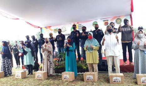 Gubernur Jawa Barat Ridwan Kamil dan Forkopimda Jabar serta Wali Kota Sukabumi Achmad Fahmi membagikan sembako ke warga terdampak Covid-19 dalam rangka touring Hari Bhakti Adhyaksa di Lapang Cemerlang, Sabtu (25/7).