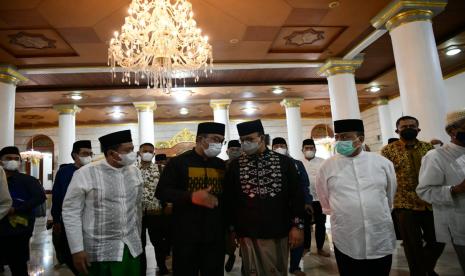 Gubernur Jawa Barat Ridwan Kamil dan Gubernur DKI Anies Baswedan diprediksi menjadi pasangan unggualan di PIlpres 2024. Foto Anies dan Ridwan Kamil (tengah) -ilustrasi-