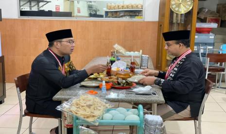 Gubernur Jawa Barat Ridwan Kamil dan Gubernur DKI Anies Baswedan (kanan). Saat takziah ke Gubernur Ridwan Kamil, Gubernur Anies sebut Eril khusnul khotimah.