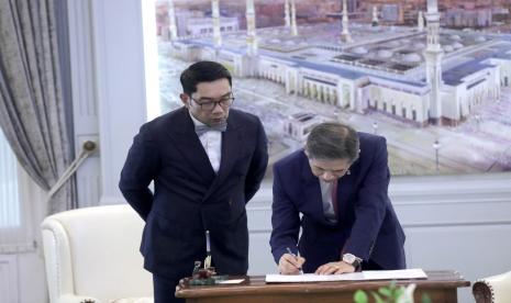 Gubernur Jawa Barat Ridwan Kamil dan Mr. AHN, Hyo-DAE (Kim) selaku Deputy Mayor for Economic Affairs melakukan penandatanganan kerja sama antara Pemda Provinsi Jabar dan Kota Ulsan, Korea Selatan di bidang pengembangan kota metropolitan, di Gedung Pakuan, Kota Bandung, Rabu (21/12/2022).