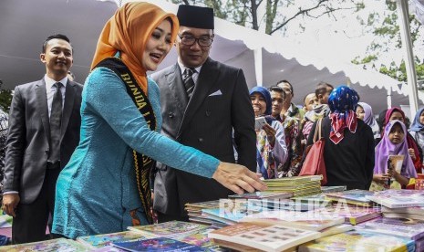 Gubernur Jawa Barat Ridwan Kamil didampingi Bunda Literasi Jawa Barat Atalia Praratya meninjau salah satu stand pameran pada acara Festival Literasi 2019 di Halaman Gedung Sate, Kota Bandung, Sabtu (20/4).