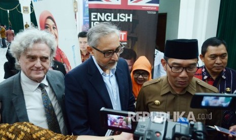 Gubernur Jawa Barat Ridwan Kamil didampingi Duta Besar Inggris untuk RI Moazam Malik  diwawancara wartawan usai penutupan English For Ulama Siap Mewartakan Islam yang Damai ke Pentas Dunia, di Aula Barat Gedung Sate, Kota Bandung, Kamis (11/4).