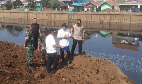 Gubernur Jawa Barat, Ridwan Kamil didampingi Pangdam III/Siliwangi,Mayjen TNI Besar Harto Karyawan dan Kapolda Jawa Barat, Irjen Pol Agung Budi Maryoto meninjau Daerah Aliran Sungai Citarum di Bojongsoang, Kabupaten Bandung, Rabu (26/9).