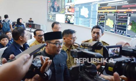 Gubernur Jawa Barat Ridwan Kamil diwawancara wartawan usai meresmikan Command Center, di Gedung Sate, Kota Bandung, Selasa (10/3). Tempat tersebut salah satunya dimanfaatkan sebagai Pusat Informasi dan Koordinasi Covid-19 Jawa Barat (Pikobar).(Republika/Edi Yusuf)