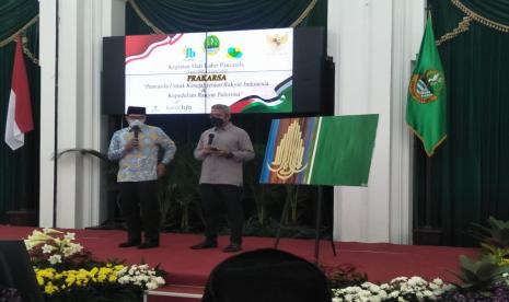 Gubernur Jawa Barat Ridwan Kamil (Emil) melelang lukisan untuk didonasikan kepada warga Palestina saat menghadiri acara peringatan Hari Lahir Pancasila 2021 dengan mengangkat tema Prakarsa, Pancasila untuk Kesejahteraaan  Rakyat Indonesia dan Kepedulian Rakyat Palestina yang diselenggarakan Injabar bekerja sama dengan Jabar Bergerak dan Yayasan Putera Nasional Indonesia, di Gedung Sate, Bandung, Selasa (1/6). 