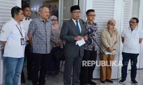 Gubernur Jawa Barat Ridwan Kamil (Emil) memberikan keterangan kepada wartawan saat konferensi pers terkait wabah corona atau Covid-19, di Gedung Pakuan, Kota Bandung, Ahad (15/3). (Republika/Edi Yusuf)