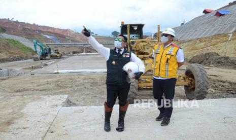 Gubernur Jawa Barat Ridwan Kamil (Emil) meninjau pembangunan Tol Cisumdawu (Cileunyi, Sumedang dan Dawuan), Senin (10/1/2022). Cisumdawu rencananya akan beroperasi penuh pada Juni 2022. Emil berharap faktor keamanan dan keselamatan menjadi hal utama yang harus diperhatikan sebagai jaminan bagi pengguna Tol Cisumdawu.