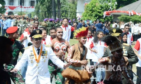 Gubernur Jawa Barat Ridwan Kamil ikut menari sajojo usai upacara HUT Kemerdekaan RI ke-74, di Lapangan Gasibu, Kota Bandung, Sabtu (17/8).