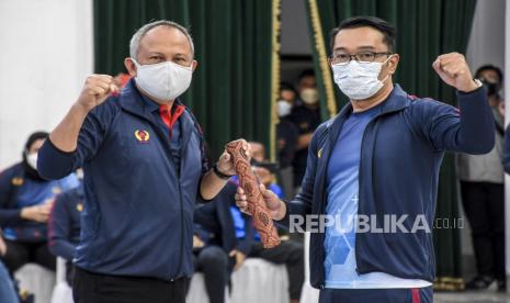 Gubernur Jawa Barat Ridwan Kamil (kanan) berfoto bersama Sekretaris Daerah (Sekda) Provinsi Jawa Barat Setiawan Wangsaatmaja (kiri) saat Pengukuhan dan Pelepasan Kontingen Jawa Barat Untuk PON XX Papua di Gedung Sate, Kota Bandung, Kamis (9/9). Bertepatan dengan peringatan Hari Olahraga Nasional (Haornas) 2021, Gubernur Jawa Barat Ridwan Kamil mengukuhkan dan melepas 779 atlet asal Jawa Barat yang akan berlaga di PON XX 2021 di Papua pada 2 sampai 15 Oktober mendatang. 