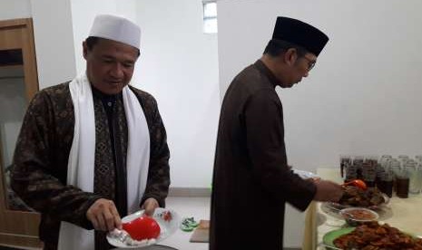 Gubernur Jawa Barat, Ridwan Kamil (kanan) dan Pimpinan Ponpes Darul Akhyar Depok, Ustaz Dr Syamsul Yakin MA.