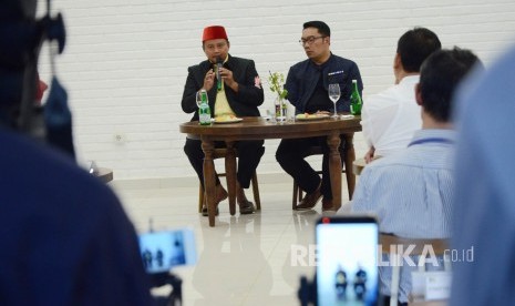 Gubernur Jawa Barat Ridwan Kamil (kanan) dan Wakil Gubernur Jawa Barat Uu Ruzhanul Ulum berdialog dengan awak media saat silaturahim dengan para pimpinan media massa, di Nara Park, Ciumbuleuit, Kota Bandung, Selasa (17/9).