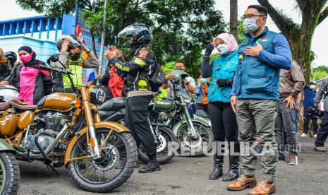 Gubernur Jawa Barat Ridwan Kamil (kanan) didampingi istri, Atalia Praratya (kiri) saat tiba di Pondok Pesantren Darussalam, dalam acara Safari Vaksinasi dan Bansos di Wilayah Jabar Selatan, di Kabupaten Ciamis, Jawa Barat. Gubernur Ridwan Kamil sebut Pemprov Jabar menyiapkan 3.000 vaksin untuk pemudik.