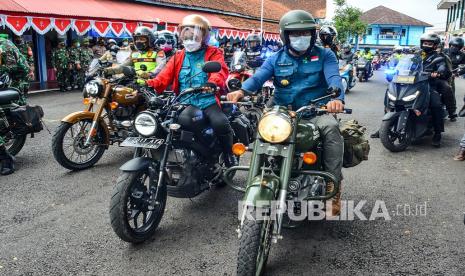 Gubernur Jawa Barat Ridwan Kamil (kanan) didampingi istri, Atalia Praratya (kiri) turun dari motornya saat tiba di Pondok Pesantren Darussalam, dalam acara Safari Vaksinasi dan Bansos di Wilayah Jabar Selatan, di Kabupaten Ciamis, Jawa Barat, Sabtu (11/9/2021). Dalam rangkaian acara safari itu, Pemerintah Provinsi Jawa Barat memberikan bantuan tiga unit kursi roda, tiga pasang cruk tongkat untuk disabilitas dan 50 paket sembako. 