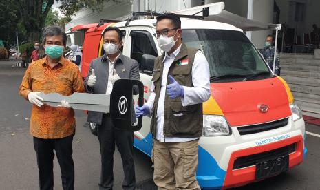 Gubernur Jawa barat Ridwan kamil (kanan) ketika menerima kuci kendaraan secara simbolis dari Astra Daihatsu Motor Selasa (24/11) di Gedung Pakuan, Bandung