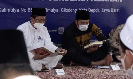 Gubernur Jawa Barat Ridwan Kamil (kanan) dan Pengasuh Pondok Pesantren Cendikia Amanah KH.M.Cholil Nafis (kiri) saat tengah mengikuti kegiatan Magrib Mengaji di Pesantren Cendikia Amanah, Cilodong, Depok , Jumat (8/4/2022).