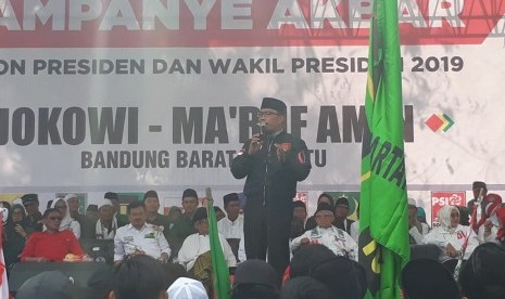 Gubernur Jawa Barat Ridwan Kamil (Kang Emil) mengambil cuti saat menghadiri acara kampanye terbuka di Lapangan PN Kertas Padalarang, Kabupaten Bandung Barat, Selasa (9/4) sore.