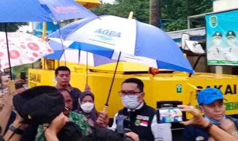 Gubernur Jawa Barat Ridwan Kamil (Kang Emil) meninjau pelaksanaan pekerjaan perbaikan dan pemeliharaan jalan di Desa Darmaga, Kecamatan Cisalak, Kabupaten Subang, yang merupakan hasil kolaborasi pemda dengan swasta.