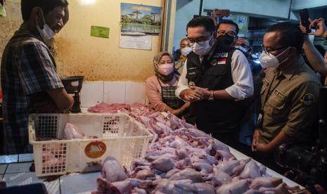 Gubernur Jawa Barat Ridwan Kamil (kedua kanan) berdialog dengan pedagang ayam potong saat meninjau harga bahan pokok di Pasar Baltos, Bandung, Jawa Barat, Senin (12/9/2022). Dari hasil tinjauan tersebut, Ridwan Kamil memastikan harga bahan pokok seperti beras, sayur, cabai dan daging sapi serta ayam untuk saat ini tidak mengalami kenaikan yang signifikan akibat kenaikan harga BBM.