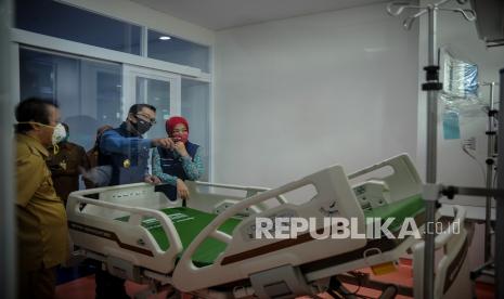 Gubernur Jawa Barat Ridwan Kamil (kedua kanan) bersama istri, Atalia Praratya (kanan) meninjau sebuah ruangan pasien di Rumah Sakit Khusus Ibu dan Anak (RSKIA) Bandung, Jawa Barat, Senin (14/9/2020). Peninjauan tersebut dilakukan dalam rangka memastikan kesiapan fasilitas kesehatan RSKIA dalam penanganan darurat COVID-19.