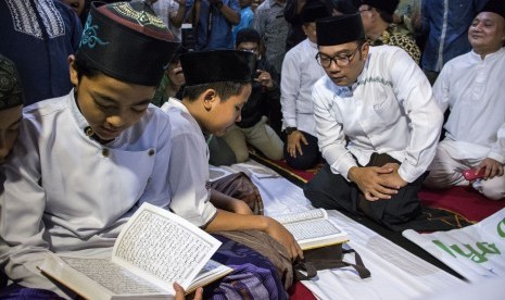 Gubernur Jawa Barat Ridwan Kamil (kedua kanan) melihat anak-anak mengaji saat Launching Maghrib Mengaji di Masjid Agung, Sukabumi, Jawa Barat, Kamis (03/12/2018). 