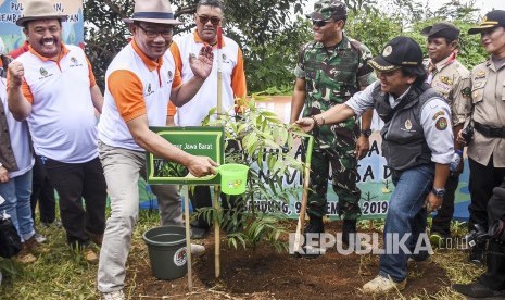 Gubernur Jawa Barat Ridwan Kamil (kedua kanan) menanam pohon secara simbolis di area perkebunan di Kawasan Bandung Utara (KBU), Desa Cimenyan, Kabupaten Bandung, Senin (9/12). Walhi Pesimistis Badan Otoritas Bisa Selesaikan Masalah KBU. Ilustrasi.