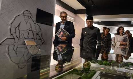 Gubernur Jawa Barat Ridwan Kamil (kedua kiri) bersama Duta Besar Inggris untuk Indonesia Moazzam Malik (kiri) mengunjungi museum Gedung Sate seusai pertemuan tertutup di Bandung, Jawa Barat, Kamis (27/9).