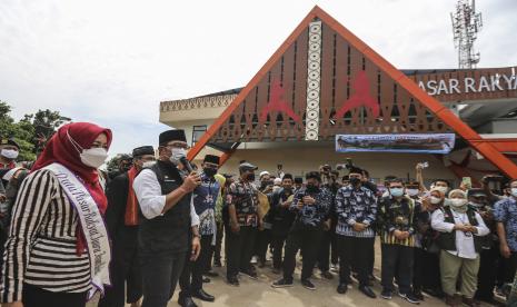 Gubernur Jawa Barat Ridwan Kamil (kedua kiri) menghadiri peresmian Pasar Rakyat Jabar Juara Sawangan di Sawangan, Depok, Jawa Barat, Jumat (8/4/2022). Pemkot Depok menyiapkan Pasar Sawangan untuk menjadi berstandar nasional.