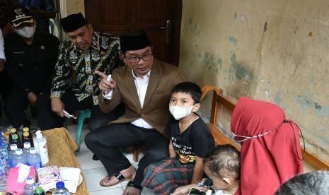 Gubernur Jawa Barat Ridwan Kamil (ketiga kiri) bersama Plt Walikota Bekasi Tri Andhianto (kedua kiri) berbincang dengan keluarga Almarhum Santoso Fauzi korban kecelakaan truk di depan SDN Kota Baru 02 dan 03 Kranji Bekasi, Jawa Barat Kamis (1/9/2022). Pada kunjungan tersebut Ridwan kamil meninjau korban luka kecelakaan truk di Rumah Sakit dan memberikan bantuan kepada keluarga korban. 