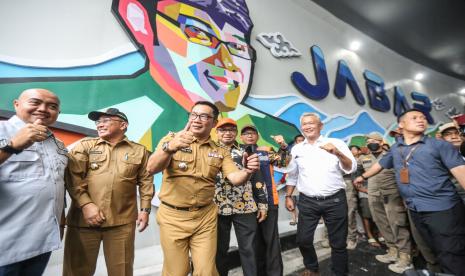 Gubernur Jawa Barat Ridwan Kamil (ketiga kiri) bersama Walikota Depok Mohammad Idris (kedua kiri) meninjau Underpass Dewi Sartika usai peresmian di Depok, Jawa Barat.