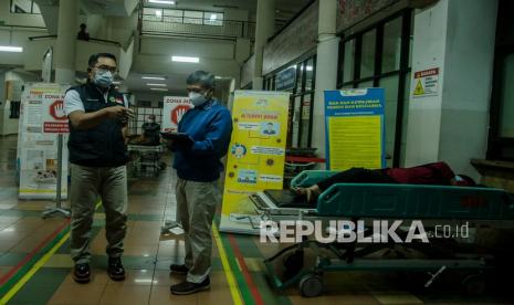 Gubernur Jawa Barat Ridwan Kamil (kiri) berdialog dengan Plt Direktur Pelayanan Medik Keperawatan dan Penunjang Rumah Sakit Dokter Hasan Sadikin (RSHS) Dr.Yana Muhammad Supriatna (kanan) saat meninjau di RSHS, Bandung, Jawa Barat, Sabtu (12/6/2021) malam. Ridwan Kamil menyatakan tingkat keterisian tempat tidur atau bed occupancy rate (BOR) di seluruh Jawa Barat masih dalam tahap terkendali meski mengalami peningkatan mencapai 68 persen dampak arus mudik dan libur Lebaran.