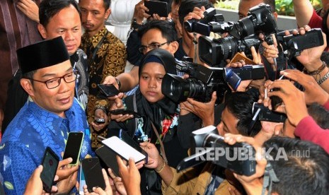 Gubernur Jawa Barat Ridwan Kamil (kiri) bersama Wali Kota Bogor Bima Arya (kedua kiri) memberikan keterangan kepada awak media usai pertemuan Mayor Caucus 2019 di Balaikota Bogor, Jawa Barat, Senin (9/9/2019).