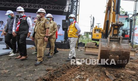 Gubernur Jawa Barat Ridwan Kamil (kiri) bersama Wali Kota Depok Mohammad Idris (kedua kanan) meninjau proyek underpass di Jalan Dewi Sartika, Depok, Jawa Barat. Polresto Depok akan membuat rekayasa lalu lintas di ruas jalan ini untuk menghindari kemacetan.