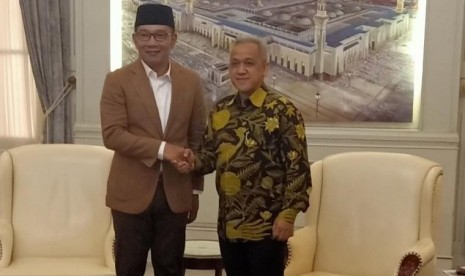 Gubernur Jawa Barat, Ridwan Kamil (kiri) dan Direktur Utama Perum Jasa Tirta II, U Saefudin Noer.